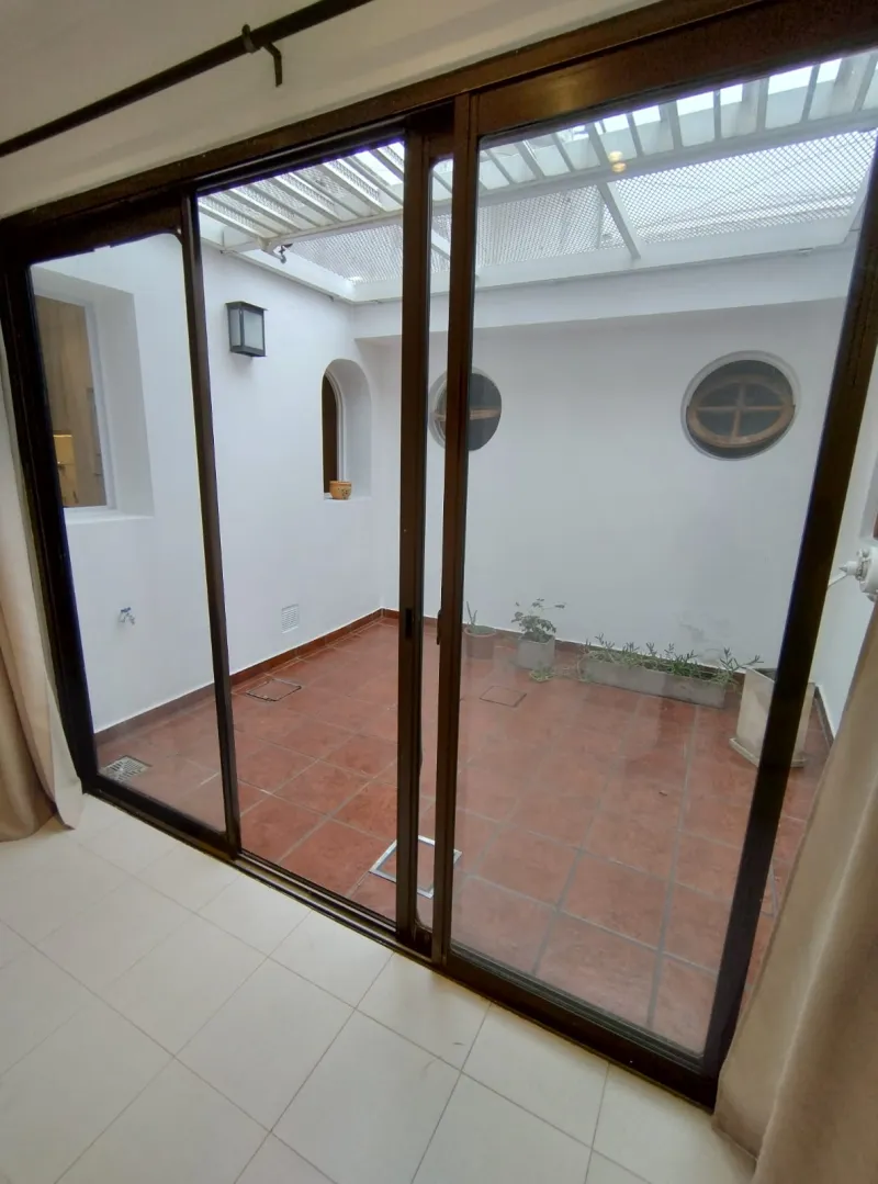 CASA ESTILO COLONIAL EN CASTELAR NORTE. OPORTUNIDAD!!!. REMO