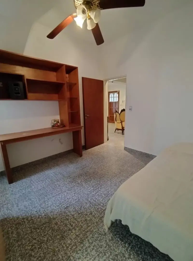 CASA ESTILO COLONIAL EN CASTELAR NORTE. OPORTUNIDAD!!!