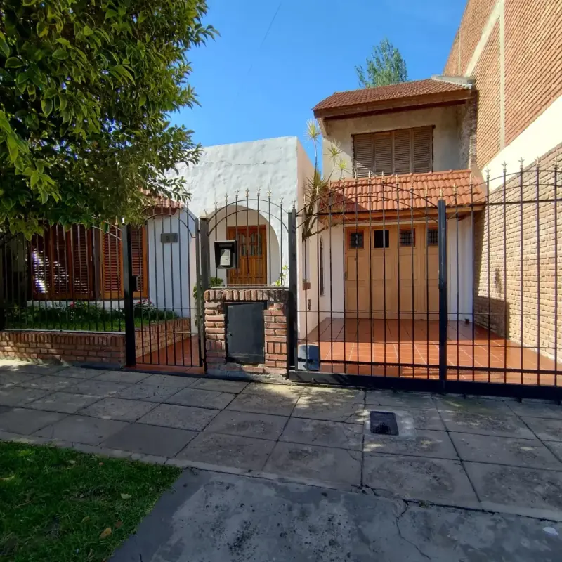 CASA ESTILO COLONIAL EN CASTELAR NORTE. OPORTUNIDAD!!!