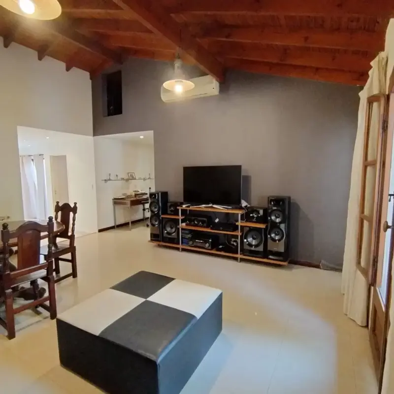 CASA ESTILO COLONIAL EN CASTELAR NORTE. OPORTUNIDAD!!!