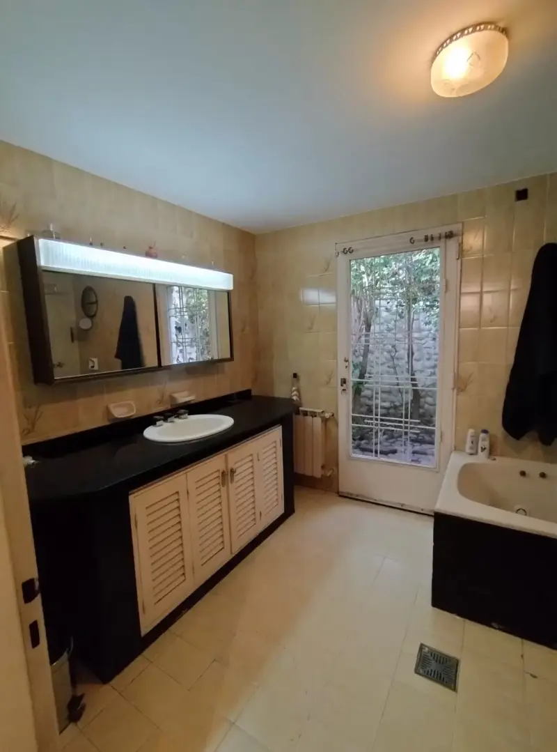 CASA ESTILO COLONIAL EN CASTELAR NORTE. OPORTUNIDAD!!!