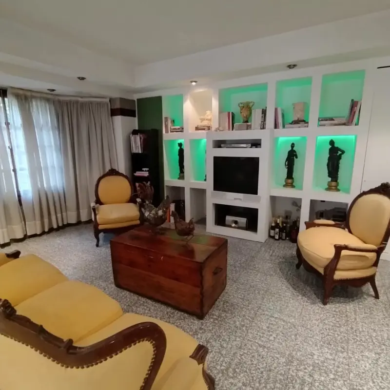 CASA ESTILO COLONIAL EN CASTELAR NORTE. OPORTUNIDAD!!!