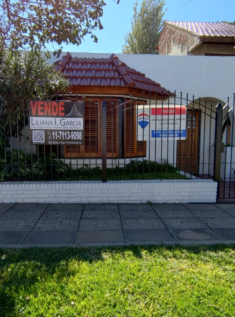 CASA ESTILO COLONIAL EN CASTELAR NORTE. OPORTUNIDAD!!!. REMO
