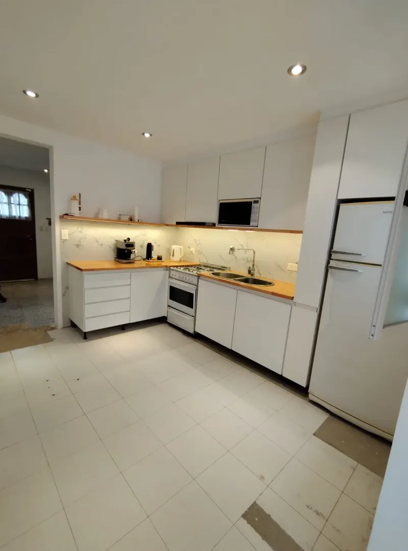 CASA ESTILO COLONIAL EN CASTELAR NORTE. OPORTUNIDAD!!!. REMO