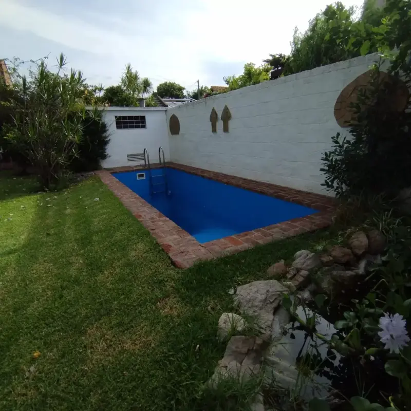 CASA ESTILO COLONIAL EN CASTELAR NORTE. OPORTUNIDAD!!!