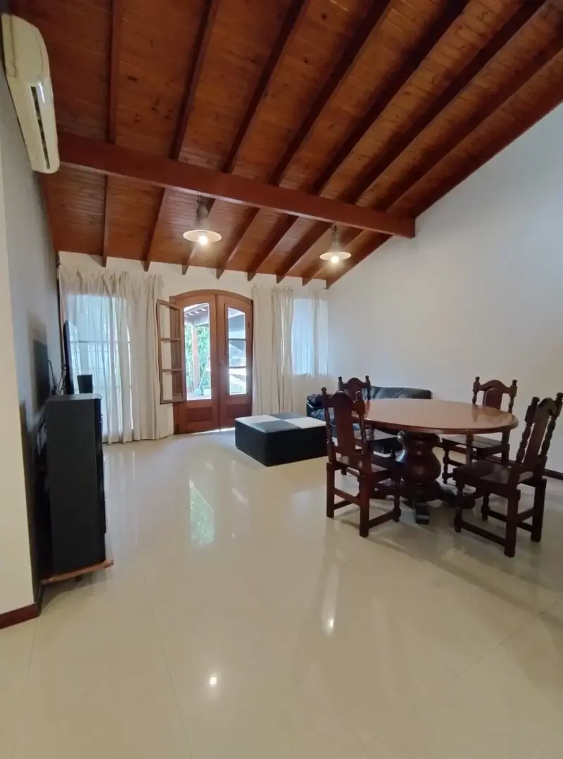 CASA ESTILO COLONIAL EN CASTELAR NORTE. OPORTUNIDAD!!!