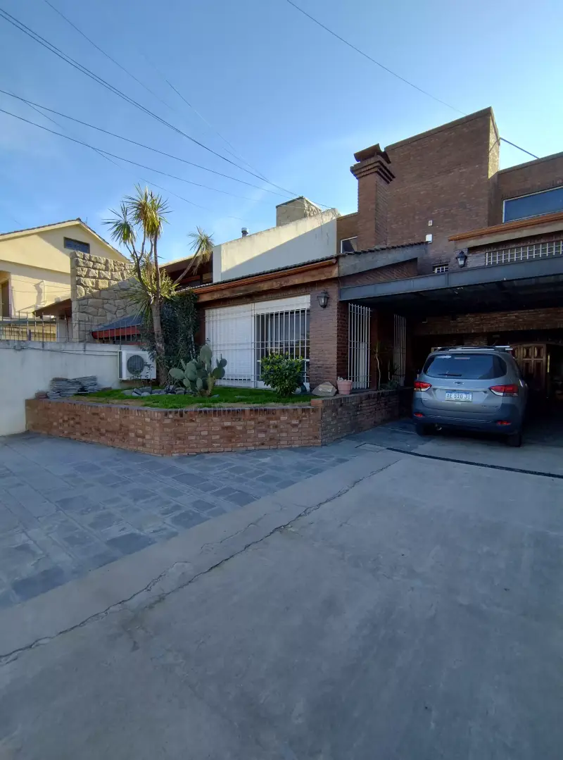 CASA DE 5 AMBIENTES EN SAN ANTONIO DE PADUA SUR