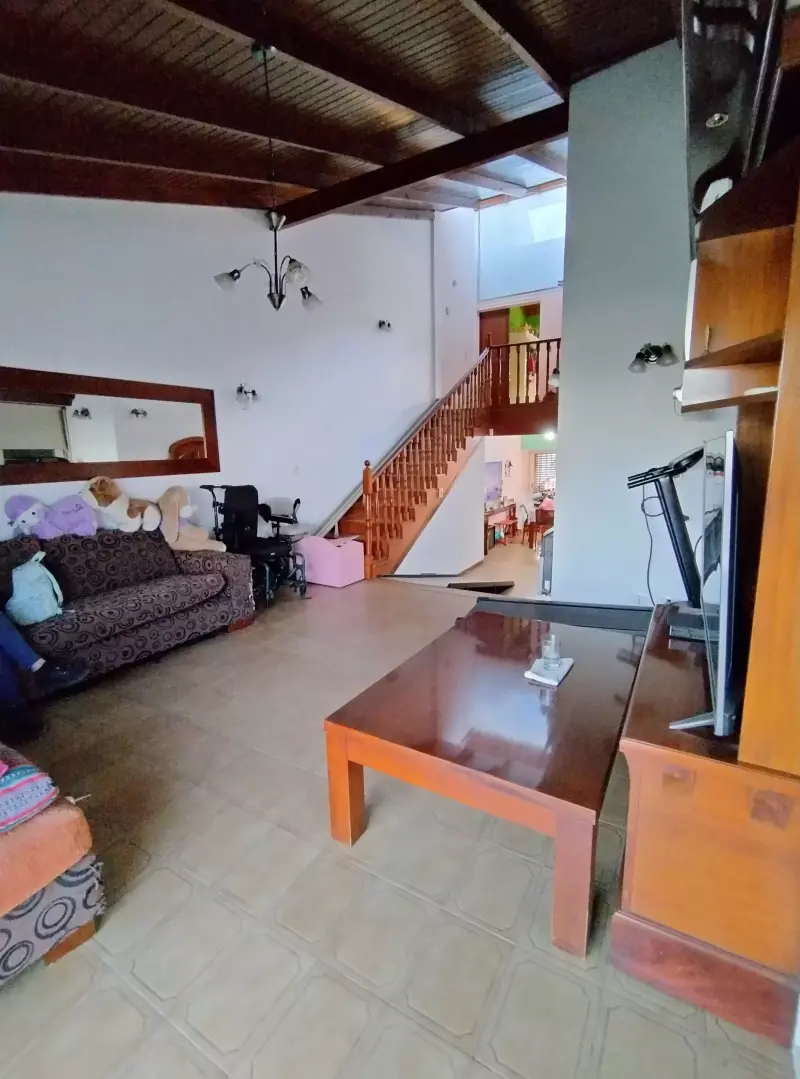 CASA DE 5 AMBIENTES EN SAN ANTONIO DE PADUA SUR
